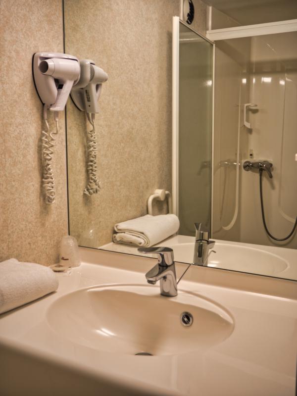 Salle de bain prive avec seche cheveux